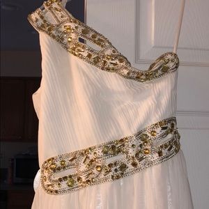 Toga style, one arm off the shoulder detail dress.